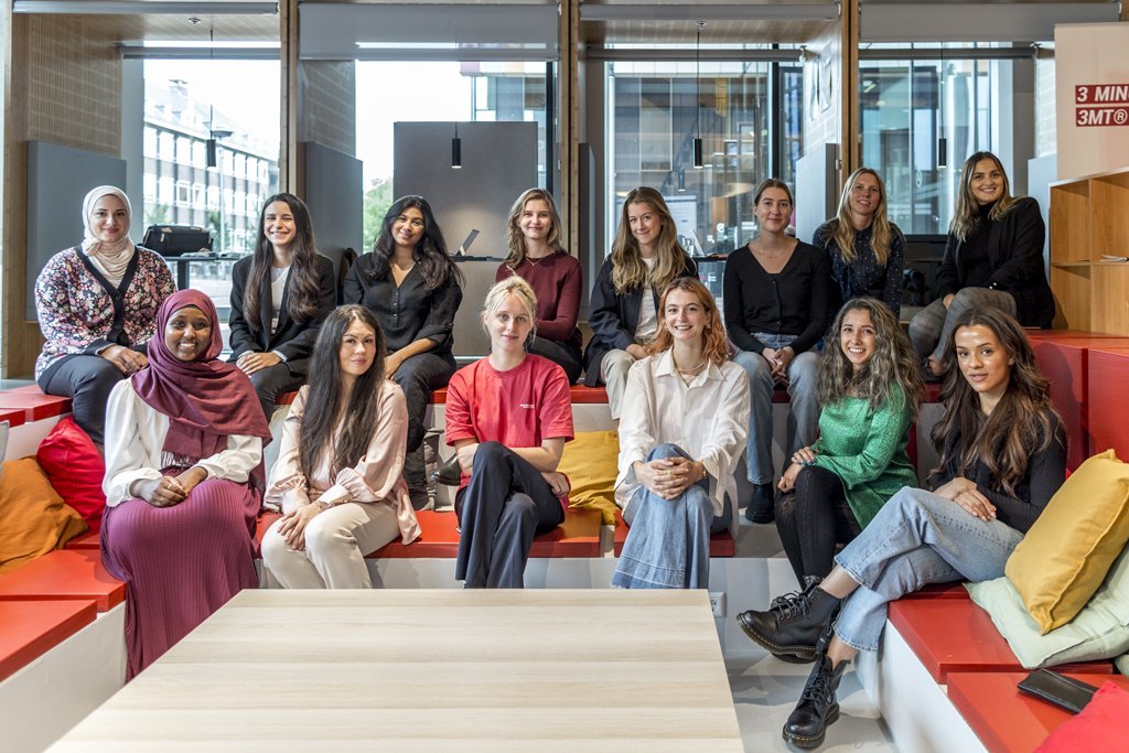Het team van de vrouwenrechtswinkel Amsterdam bij elkaar