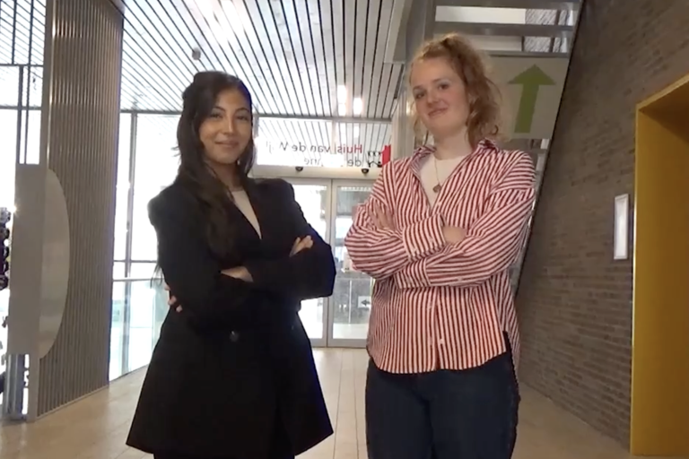 Twee medewerkers van de Vrouwenrechtswinkel Amsterdam bij de ingang van OBA de Banne